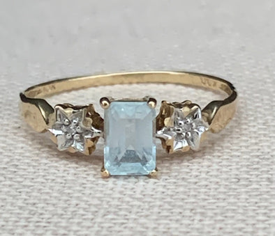 10K Ladies Ring with Blue and White Stones Size 7.5