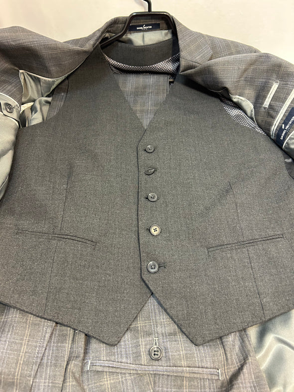 Men's 3 Piece Designer Brand Suit, Size 38/31, Grey Plaid